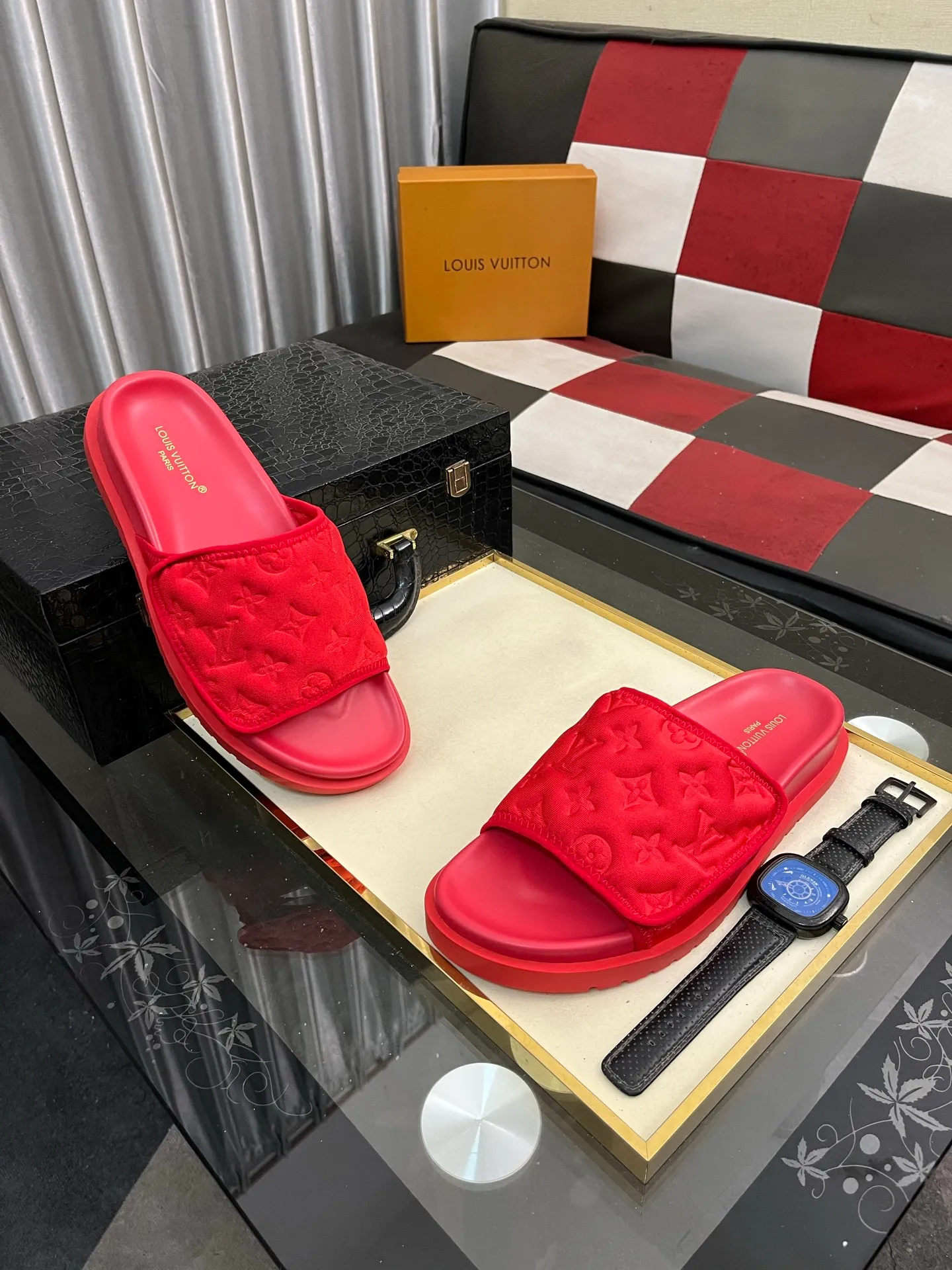 Men's men's shoes💰320⌚️⌚️[Louis Vuitton LV slippers] (high-end cowhide) counter 1:1 fashion style summer must-have! The designer used LV’s iconic outsole. The original simple slippers instantly become fashionable! The upper is made of flexible special cowhide leather straps alternately, and the workmanship is exquisite! A must-have for stylish men in summer, size 38-44